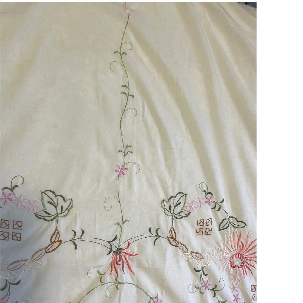 Vtg Embroidered tablecloth with 6 Napkins Cottagecore floral 82 x‎ 67